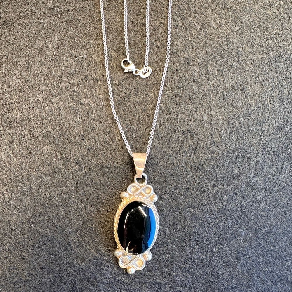 Vintage Sterling silver onyx ? oval Necklace Chain and pendant 20”